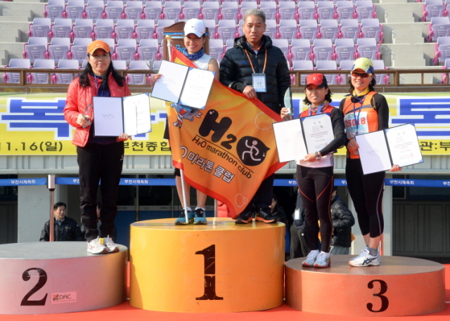 부천시와 경기일보가 공동주최한 제9회 부천복사골마라톤대회가 열린 16일 부천종합운동장에서 하프코스 여자부문 수상자에 대한 시상식 후 기념촬영을 하고 있다. 추상철기자