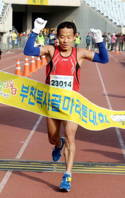 제9회 부천복사골마라톤대회  남자 하프코스 1위 .전형민기자