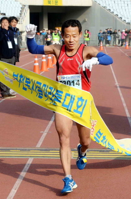 제9회 부천복사골마라톤대회  남자 하프코스 1위 .전형민기자