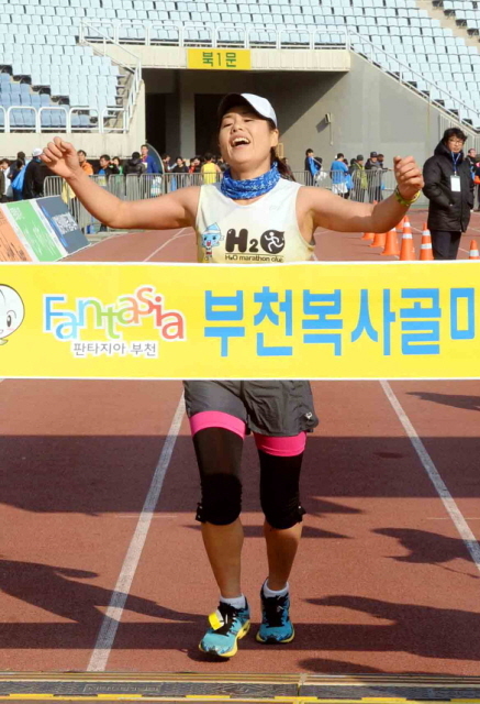제9회 부천복사골마라톤대회  여자 하프코스 1위 .전형민기자