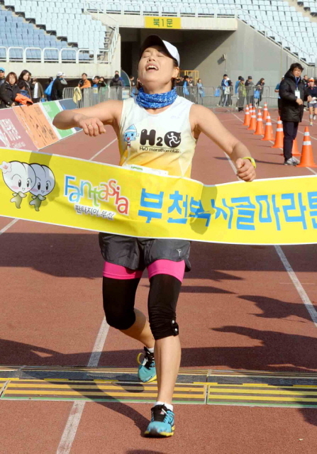제9회 부천복사골마라톤대회  여자 하프코스 1위 .전형민기자