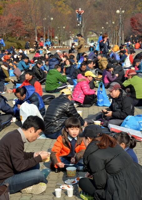 부천시와 경기일보 주최로 16일 부천종합운동장에서 열린 '제9회 부천복사골마라톤대회'에서 각 코스별로 완주한 선수와 가족이 옹기종기 모여 무료로 제공되는 먹거리를 즐기고 있다. 이번 마라톤대회는 5km, 10km, 하프 부문에 5천여명의 선수가 참여, 기량을 겨뤘다. 김시범기자