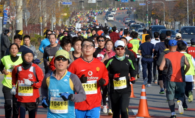 부천시와 경기일보 주최로 16일 부천종합운동장에서 열린 '제9회 부천복사골마라톤대회'에서 10km 부문에 출전한 선수들이 반환점을 돌고 있다. 이번 마라톤대회는 5km, 10km, 하프 부문에 5천여명의 선수가 참여, 기량을 겨뤘다. 김시범기자
