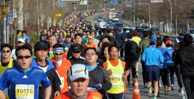 부천시와 경기일보 주최로 16일 부천종합운동장에서 열린 '제9회 부천복사골마라톤대회'에서 10km 부문에 출전한 선수들이 반환점을 돌고 있다. 이번 마라톤대회는 5km, 10km, 하프 부문에 5천여명의 선수가 참여, 기량을 겨뤘다. 김시범기자