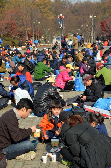 부천시와 경기일보 주최로 16일 부천종합운동장에서 열린 '제9회 부천복사골마라톤대회'에서 각 코스별로 완주한 선수와 가족이 옹기종기 모여 무료로 제공되는 먹거리를 즐기고 있다. 이번 마라톤대회는 5km, 10km, 하프 부문에 5천여명의 선수가 참여, 기량을 겨뤘다. 김시범기자