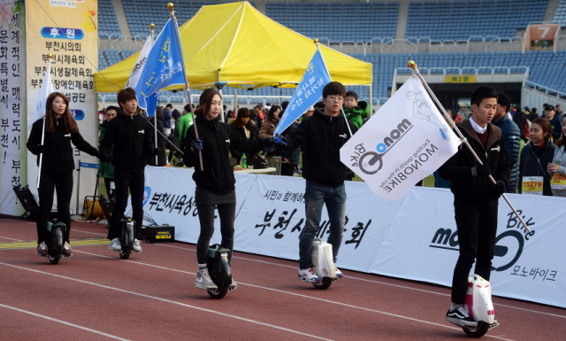 부천시와 경기일보가 공동주최한 제9회 부천복사골마라톤대회가 열린 16일 부천종합운동장에서 모노바이크 퍼레이드가 이어지고 있다. 추상철기자