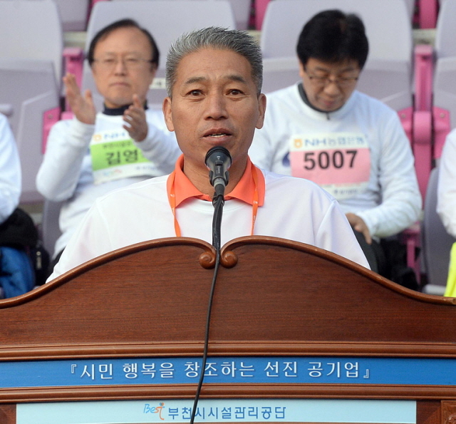 부천시와 경기일보가 공동주최한 제9회 부천복사골마라톤대회가 열린 16일 부천종합운동장에서 노문선 부천시육상경기연맹회장이 대회선언을 하고 있다. 추상철기자