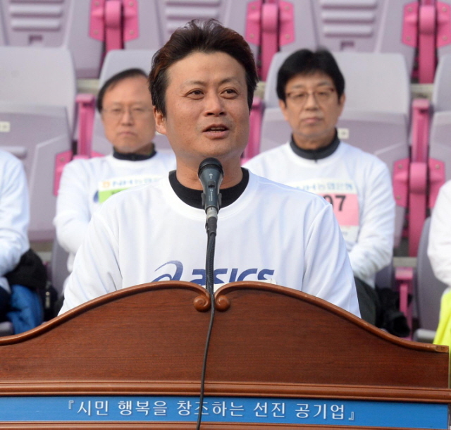 부천시와 경기일보가 공동주최한 제9회 부천복사골마라톤대회가 열린 16일 부천종합운동장에서 김만수 부천시장이 인사말을 하고 있다. 추상철기자