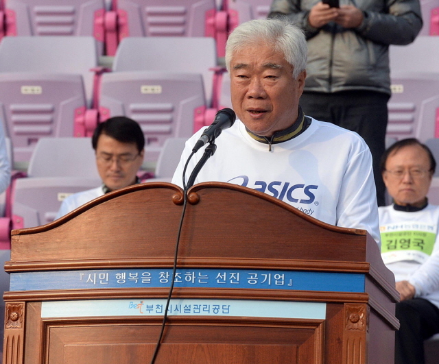 부천시와 경기일보가 공동주최한 제9회 부천복사골마라톤대회가 열린 16일 부천종합운동장에서 이순국 경기일보 사장이 인사말을 하고 있다. 추상철기자