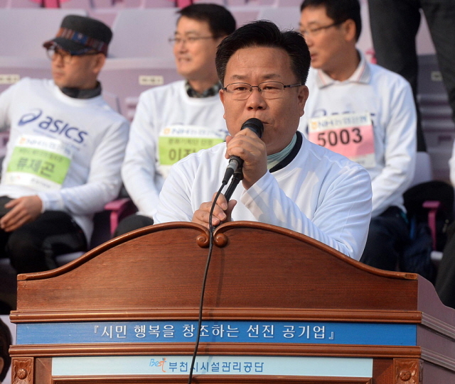 부천시와 경기일보가 공동주최한 제9회 부천복사골마라톤대회가 열린 16일 부천종합운동장에서 김문호 부천시의회 의장이 인사말을 하고 있다. 추상철기자