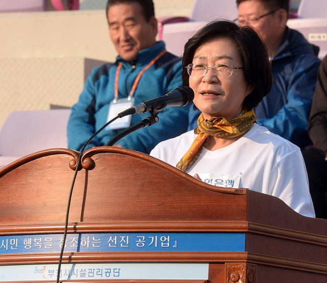 부천시와 경기일보가 공동주최한 제9회 부천복사골마라톤대회가 열린 16일 부천종합운동장에서 김상희 국회의원이 축사를 하고 있다. 추상철기자