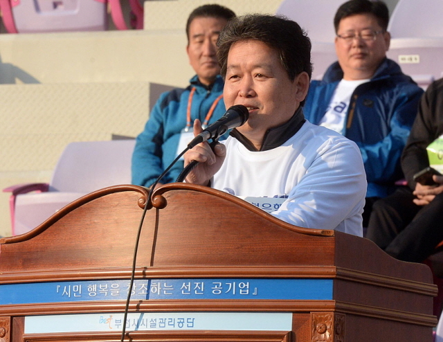 부천시와 경기일보가 공동주최한 제9회 부천복사골마라톤대회가 열린 16일 부천종합운동장에서 김경협 국회의원이 축사를 하고 있다. 추상철기자