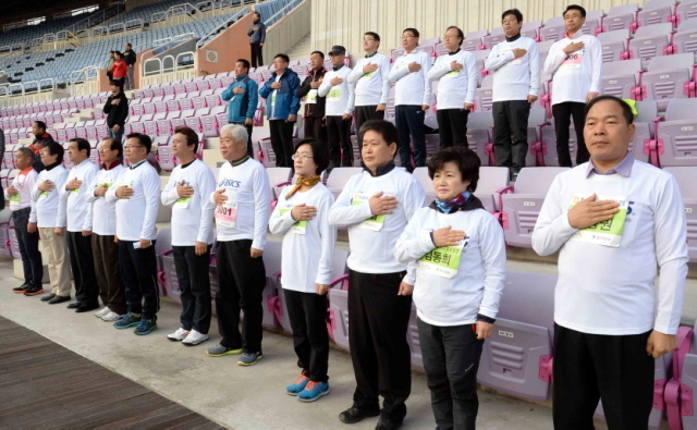 16일 부천시와 경기일보가 공동 주최한 ‘제9회 부천복사골마라톤대회’에서 김만수 부천시장, 김문호 부천시의회 의장, 이순국 경기일보 사장 등 참석자들이 국민의례를 하고 있다.전형민기자