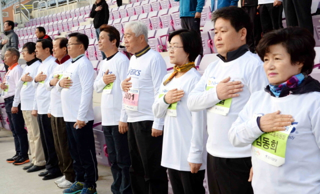 16일 부천시와 경기일보가 공동 주최한 ‘제9회 부천복사골마라톤대회’에서 김만수 부천시장, 김문호 부천시의회 의장, 이순국 경기일보 사장 등 참석자들이 국민의례를 하고 있다.전형민기자