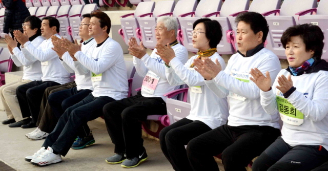16일 부천시와 경기일보가 공동 주최한 ‘제9회 부천복사골마라톤대회’에서 김만수 부천시장, 김문호 부천시의회 의장, 이순국 경기일보 사장 등 참석자들이 박수를 치고 있다.전형민기자