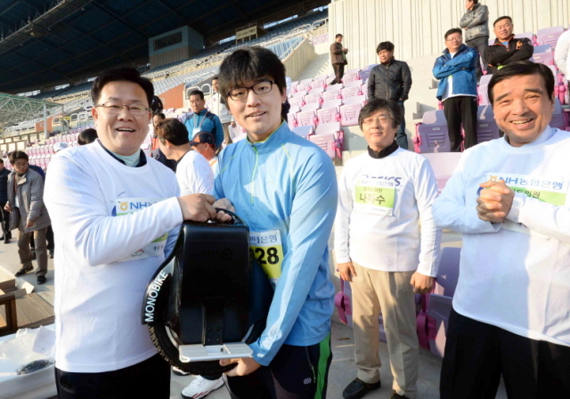 16일 부천시와 경기일보가 공동 주최한 ‘제9회 부천복사골마라톤대회’에서 김문호 부처시의회 의장이 경춤 추첨 시상을  추첨하고 있다.전형민기자