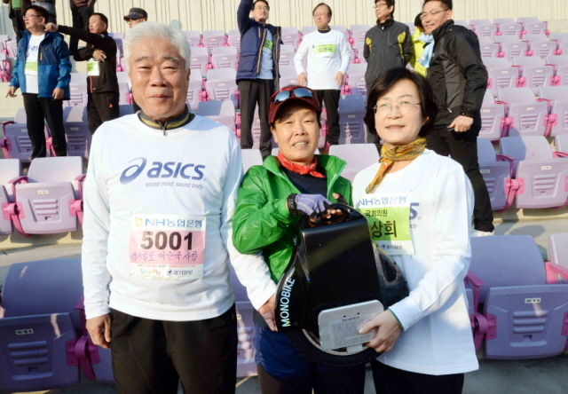 16일 부천시와 경기일보가 공동 주최한 ‘제9회 부천복사골마라톤대회’에서 이순국 경기일보 사장과 김상희 국회의원이 경춤 추첨 시상을 하고 있다.전형민기자