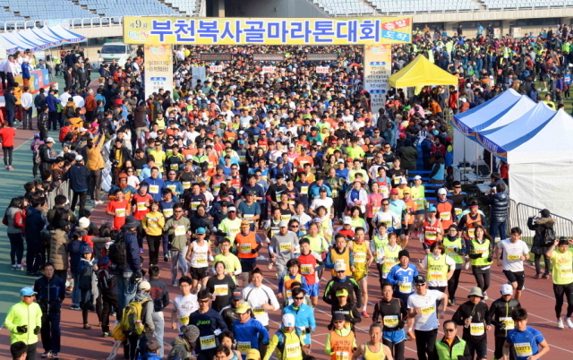 16일 부천시와 경기일보가 공동 주최한 ‘제9회 부천복사골마라톤대회’에 참가한 마라토너들이 부천종합운동장을 힘차게 출발하고 있다.전형민기자