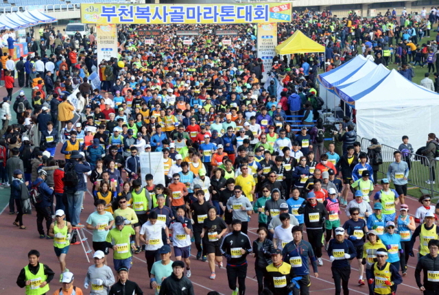 16일 부천시와 경기일보가 공동 주최한 ‘제9회 부천복사골마라톤대회’에 참가한 마라토너들이 부천종합운동장을 힘차게 출발하고 있다.전형민기자
