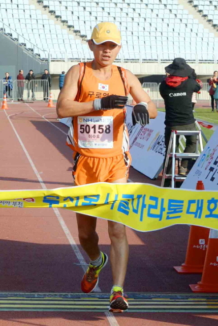 제9회 부천복사골마라톤대회  남자 5km 1위 .전형민기자