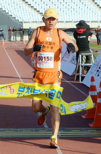 제9회 부천복사골마라톤대회  남자 5km 1위 .전형민기자
