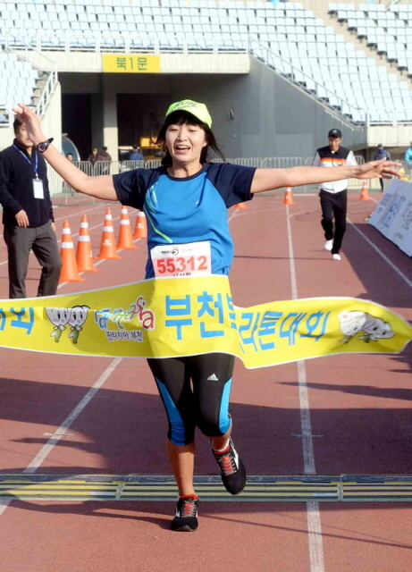 제9회 부천복사골마라톤대회  여자 5km 1위 .전형민기자