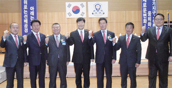 ▲ 송탄국제교류센터에서 열린 경기지구JC특우회 임시총회에서 안치돈 신임 회장(가운데) 및 임원진들이 경기지구JC특우회 발전을 외치며 파이팅을 하고 있다.  최해영기자