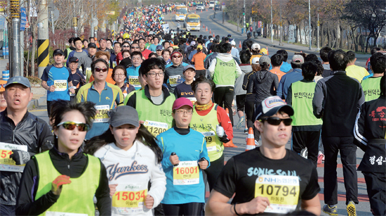 ▲ 10km 부문에 출전한 선수들이 힘차게 반환점을 돌고 있다. 사진=김시범•전형민•추상철기자12