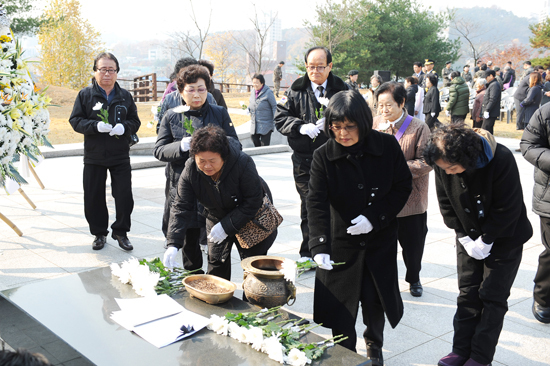▲ 오산시는 17일 수청동 현충탑에서 곽상욱 시장, 문영근 시의장, 시의원, 보훈단체장, 유가족, 시민 등 150여 명이 참석한 가운데 제75회 순국선열의 날 기념 합동위령제를 개최했다.