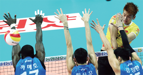 ▲ 17일 안산 상록수체육관에서 열린 NH농협 2014-2015 프로배구 V리그 남자부 안산 OK저축은행과 아산 우리카드의 경기에서 OK저축은행 송명근(뒤)이 우리카드 까메호, 박진우, 김정환 3인 블로킹을 앞에 두고 스파이크를 날리고 있다.  연합뉴스