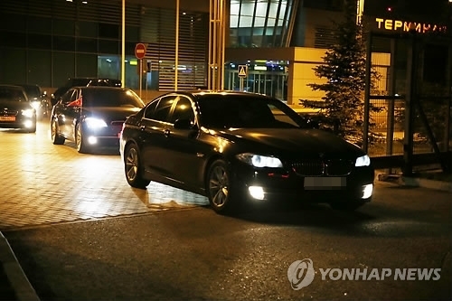 ▲ 사진= 북한 최룡해 러시아 방문, 최 비서 일행이 탄 차량 행렬이 공항 터미널을 빠져 나오고 있다. 연합뉴스