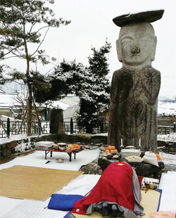 ▲ 매년 정월 초, 처인구 미평리 약사여래입상 앞에서는 마을의 번영과 주민 건강을 기원하는 미륵고사제가 열린다.