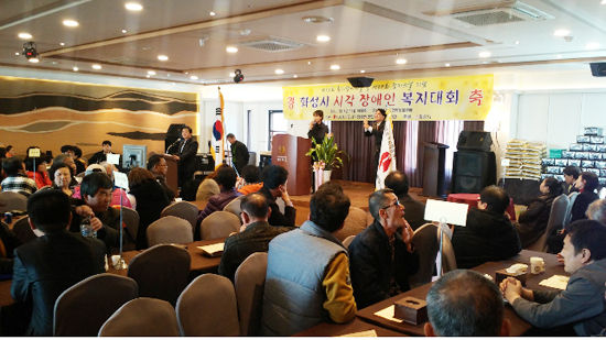 ▲ 화성서부경찰서는 18일 ‘2014 화성시 시각장애인 복지대회’에 참석한 시각장애인 250여 명을 대상으로 성·가정폭력 예방교육을 실시했다.