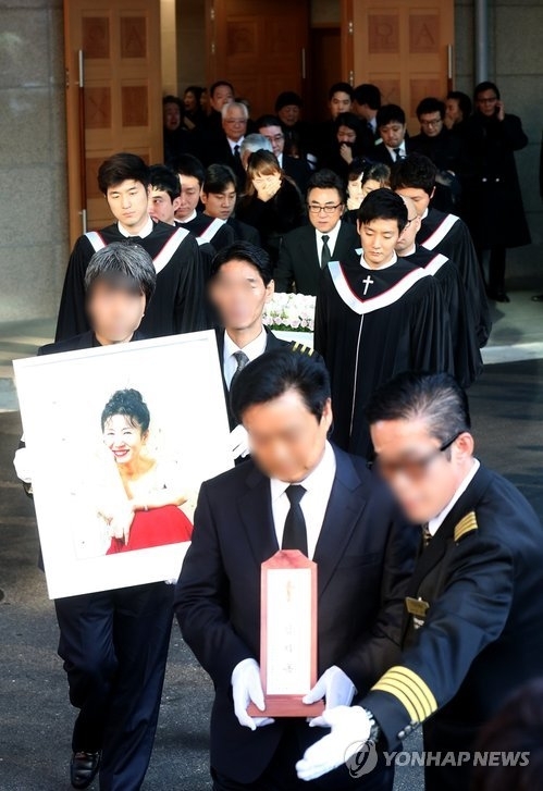 ▲ 사진= 故 김자옥 발인, 지난 16일 폐암으로 인한 합병증으로 숨진 배우 김자옥의 발인식이 19일 오전 서울 강남성모병원 장례식장에서 엄수되고 있다. 연합뉴스