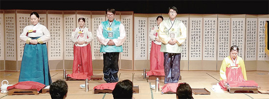 ▲ 전국다도대회에 출전한 의왕시청소년수련관 교육생들이 다도예절을 시연하고 있다.
