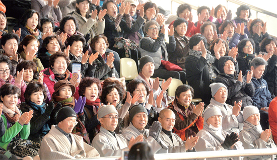 ▲ 19일 수원 경기도인재개발원 실내체육관에서 열린 '경기도 종교화합 어울림 한마당' 행사에서 천주교, 불교, 기독교 성직자들이 함께 어우러져 즐거운 시간을 보내고 있다.  추상철기자