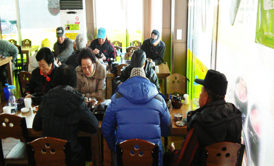 ▲ 동두천시 송내동에 위치한 무봉리 순대국(대표: 장정숙)은 최근 독거노인 등 관내 소외계층 어르신 20명을 초청해 순대국을 무료로 제공했다.