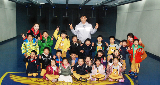 ▲ 화성서부경찰서는 19알 오전 어린이와 학생들에게 질서의식 배양 및 4대 사회악 범죄예방, 교통사고 예방 교육을 제공하고 종합적이고 체계적인 경찰홍보를 통하여 경찰에 대한 친근한 이미지를 심어주고자 오산시립남부어린이집 원아 70명을 대상으로 일일 경찰서 견학 프로그램을 운영했다.