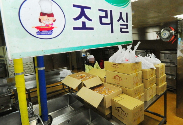 ▲ 전국학교비정규직연대회의가 파업에 돌입한 20일 학교급식에 차질을 빚은 인천시의 한 초등학교 조리실에서 영양사가 점심시간을 앞두고 급식 대용으로 나눠줄 빵과 우유를 준비하고 있다. 장용준기자