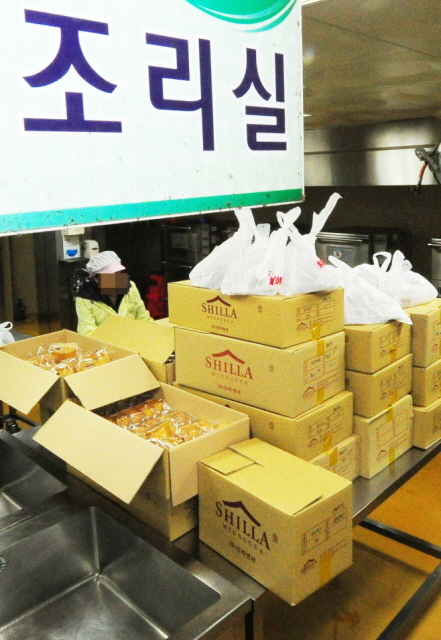 전국학교비정규직연대회의가 파업에 돌입한 20일 학교급식에 차질을 빚은 인천시의 한 초등학교 조리실에서 영양사가 점심시간을 앞두고 급식 대용으로 나눠줄 빵과 우유를 준비하고 있다. 장용준기자