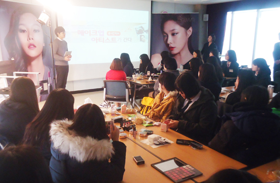 ▲ 오산시는 지난 19일 중앙도서관에서 ‘아모레퍼시픽과 함께 하는 메이크업 아티스트 진로 멘토링’을 진행했다.