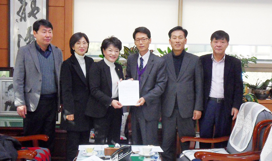 ▲ 의왕시의회의원들은 19일 의왕시선거관리위원회(위원장 김정숙)에 정치후원금을 기탁했다.