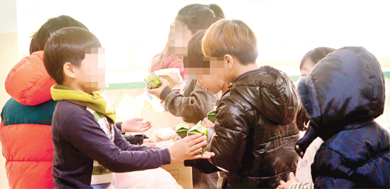▲ 전국학교비정규직연대회의가 파업에 돌입한 20일 학교급식에 차질을 빚은 인천시의 한 초등학교 교실에서 점심시간을 맞은 학생들이 급식 대용으로 받은 빵과 우유를 나눠주고 있다. 장용준기자