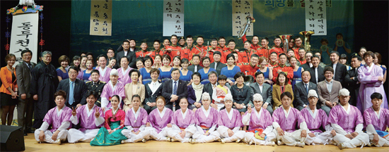 ▲ 동두천시민회관 공연장에서 열린 지난 18일 ‘제3회 동두천 시립예술단 정기공연’ 무대에서 오세창 시장(2열 가운데)의 무릎에 앉은 표지훈군과 김태현군(2열 왼쪽 세 번째)이 28사 군악대 및 시립합창단원과 함께 기념촬영을 하고 있다.