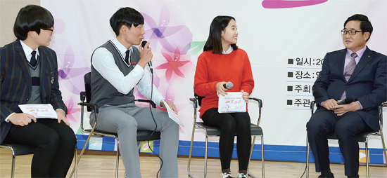 ▲ 김선교 군수(오른쪽)와 학생들이 20일 ‘청소년과 군수가 함께하는 톡!톡!토크쇼’에 패널로 참석해 다양한 의견을 나누고 있다.
