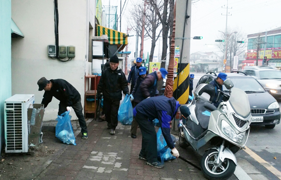 ▲ 동두천시 소요동 바르게살기위원회(위원장 이계홍)는 최근 오전7시부터 회원들과 함께 관내 취약 지역에 대한 쓰레기 줍기 등 정화활동을 전개했다고 24일 밝혔다.