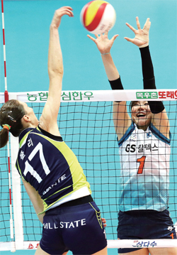 ▲ 24일 수원실내체육관에서 열린 NH농협 2014-2015 프로배구 V리그 여자부 수원 현대건설과 서울 GS칼텍스의 경기에서 GS칼텍스 이소영(오른쪽)이 현대건설 폴리의 스파이크를 블로킹하고 있다.  ♣♣연합뉴스