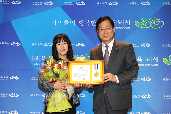 ▲ 오산시는 지난 22일 시청 대회의실에서 이강석 부시장, 안민석 국회의원, 문영근 오산시의회의장, 시의원, 보육교직원, 보육관계자 등 500여 명이 참석한 가운데 ‘2014년도 보육인 한마당 대회’를 개최했다