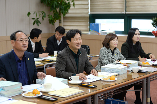 ▲ 환경사업소를 찾은 문영근 의장과 이상수 부의장, 김영희 의원, 김지혜 의원(왼쪽으로부터)이 예산(안)에 대한 설명을 듣고 있다.