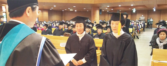 ▲ 부광노인대학 제8회 졸업식에서 김영이김명란 졸업생이 경기일보대표이사회장상을 받고 있다.  박용준기자